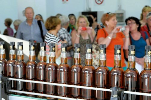 Dopravní linka s lahvemi brandy ve výrobně Skanderbeg.