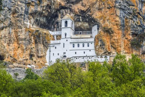 Klášter Ostrog vytesaný do skal patří k symbolům Černé Hory