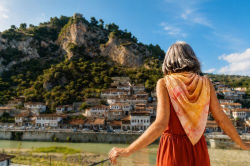 žena 55+ pozorující panorama města Berat v albánii