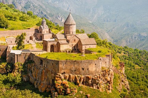 Klášter Tatev byl vybudován na okraji hlubokého kaňonu, kde už více než tisíc let vzdoruje času i horským živlům.