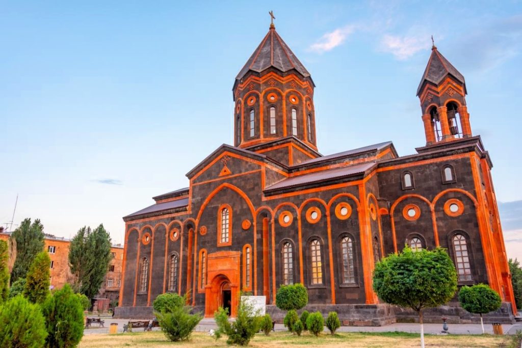 Kostel v Gjumri postavený z tmavého vulkanického tufu, typického pro architekturu severní Arménie.
