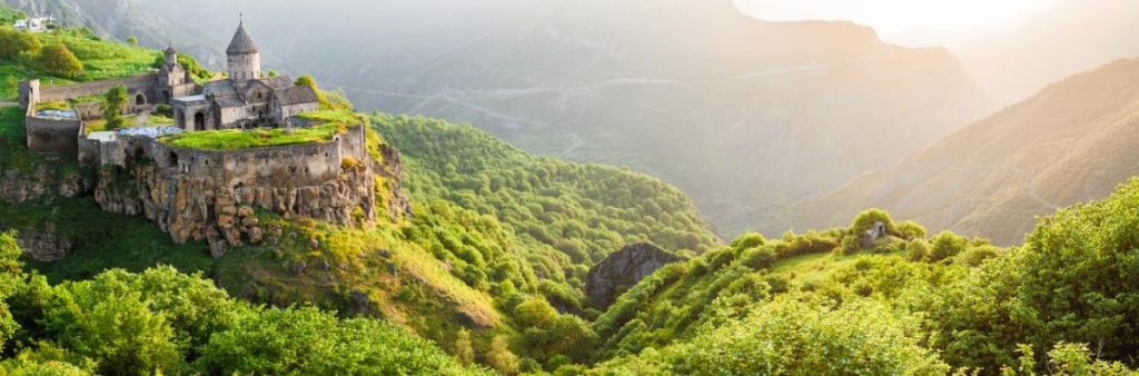 Klášter Tatev tyčící se nad hlubokým kaňonem
