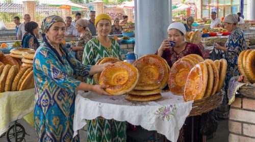 Na bazaru můžete ochutnat i tradiční uzbeckých chléb lepeška