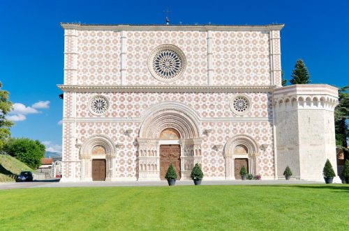 Santa Maria di Collemaggio je mistrovským dílem románsko-gotické architektury