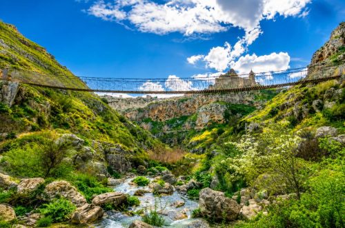 Přechod přes visutý most Ponte Tibetano della Gravina odmění odvážnější cestovatele nádhernými výhledy na skalní kaňon i panorama historické Matery.
