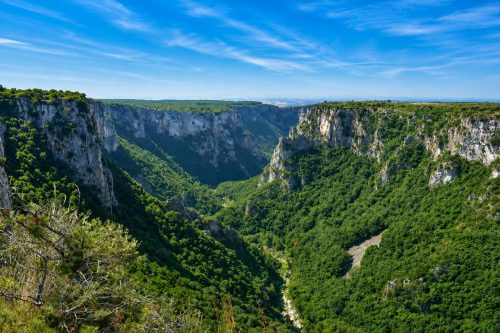 Mohutný kaňon gravina di Laterza patří k největším v Evropě a nabízí krásná panoramata divoké přírody, která překvapí svou rozlehlostí i tichem.