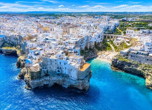Bělostné domy Polignano a Mare se dramaticky tyčí nad azurovým Jaderským mořem a vytvářejí jeden z nejfotografovanějších pohledů celé jižní Itálie.