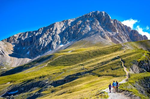 Náhorní plošina Campo Imperatore, vybízí k tom vzít do rukou trekové hole a vydat se vstříc nekonečným pastvinám a skalním vrcholům