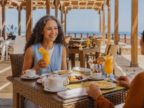 Snídaně na terase hotelu Novotel Marsa Alam.