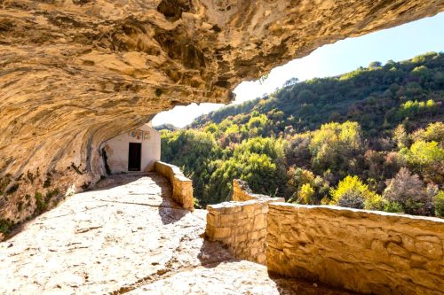 Cesta vytesaná ve skále k pustevně Eremo di San Bartolomeo in Legio