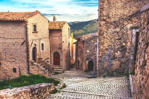 Ve vesnici Santo Stefano di Sessanio a v jejích dlážděných uličkách s kamennými domky na vás dýchne ta pravá italská atmosféra
