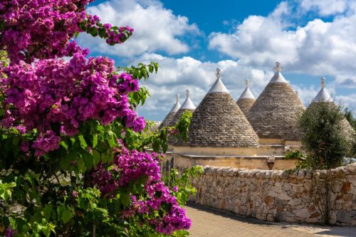 Pohádkové městečko Alberobello okouzlí ikonickými domky trulli, jejichž kamenné střechy vytvářejí jedinečnou scenérii známou po celém světě.