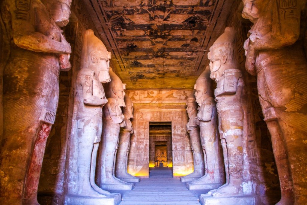 Interiér chrámu Abú Simbel s osiridovými sochami faraona Ramesse II.