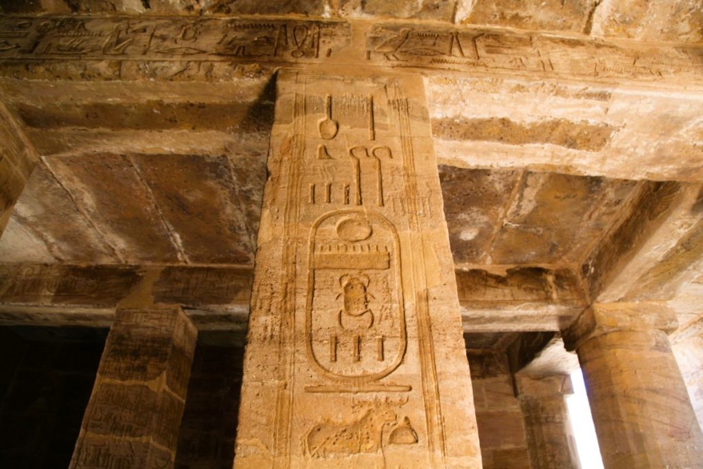 Reliéfy a hieroglyfy uvnitř chrámu Amada, nejstaršího staroegyptského chrámu v Núbii.
