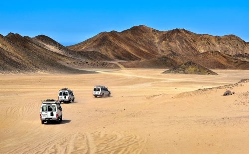 Terénní vozy projíždějí krajinou Východní pouště nedaleko Marsa Alam v Egyptě.