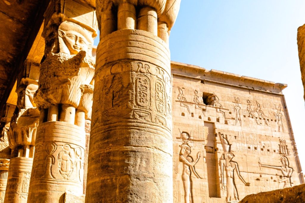 loupy a reliéfy chrámu Philae zasvěceného bohyni Eset (Isis) u Asuánu.