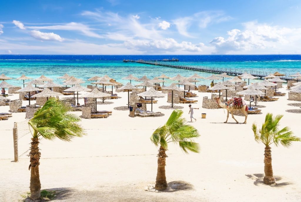 Písečná pláž a tyrkysové Rudé moře v letovisku Marsa Alam.