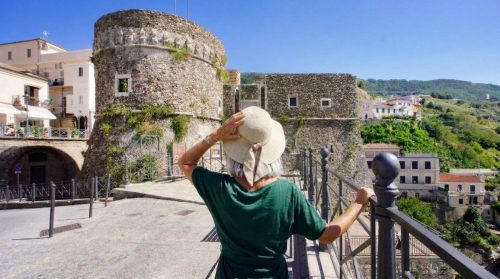 Historický Aragonský hrad je jedním ze symbolů městečka Pizzo