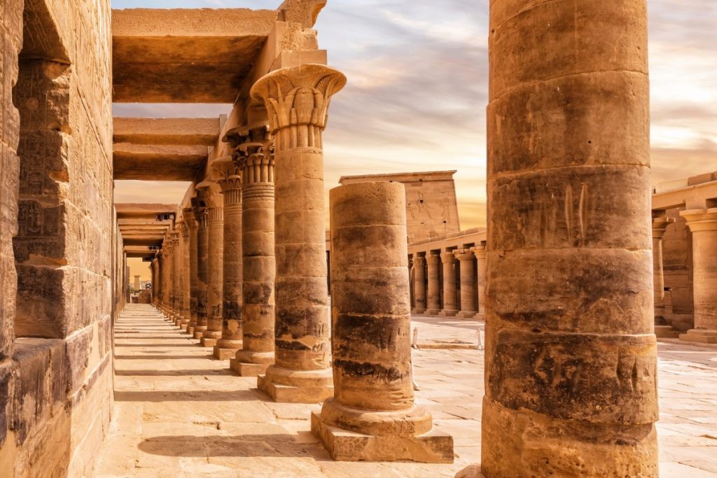 Sloupořadí chrámu Philae zasvěceného bohyni Eset (Isis) u Asuánu.