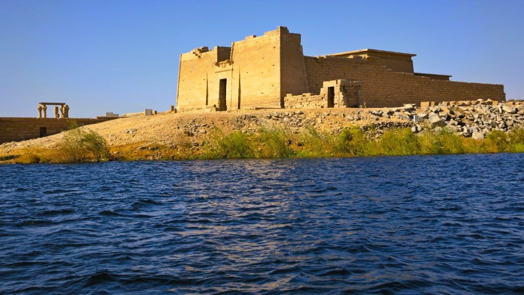 Starověký chrám Kalabša na břehu Násirova jezera v jižním Egyptě.