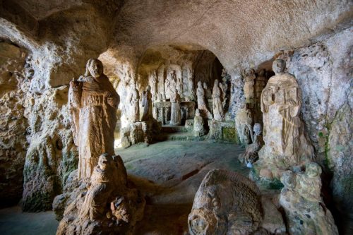 Interiér kostelíku Chiesa di Piedigrotta