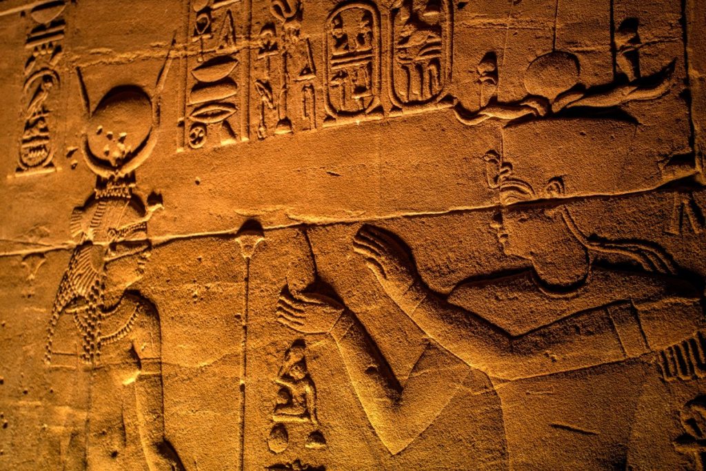 Detail staroegyptského reliéfu v chrámu Philae zasvěceném bohyni Eset (Isis).