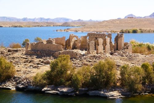 Pevnost Qasr Ibrím na skalním ostrohu nad hladinou Násirova jezera v jižním Egyptě.