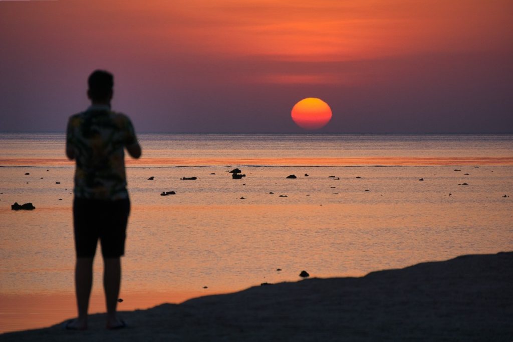 Západ slunce nad Rudým mořem na pláži v Marsa Alam.