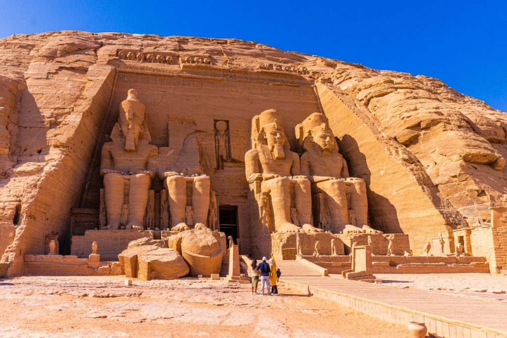 Skalní chrám Abú Simbel s kolosálními sochami faraona Ramesse II. v jižním Egyptě.