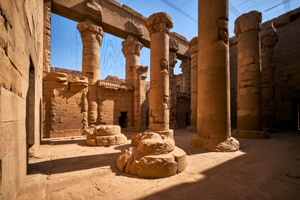 Monumentální sloupořadí chrámu Kalabša v egyptské Núbii.