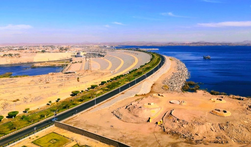 Asuánská přehrada oddělující tok Nilu od Násirova jezera v jižním Egyptě.