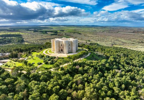 Letecký pohled na osmiúhelníkový hrad Castel del Monte v krajině Alta Murgia v Apulii.