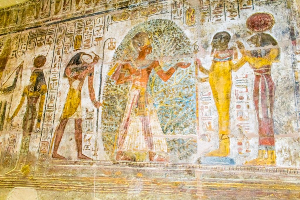 Barevné reliéfy a hieroglyfy na stěně chrámu Amada v egyptské Núbii.