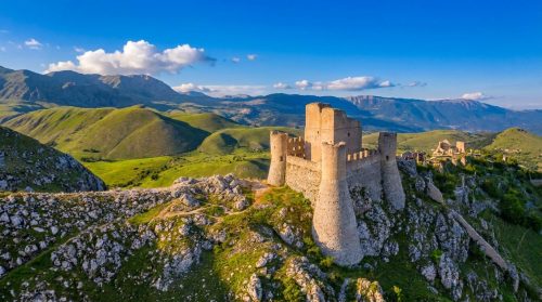 Rocca Calascio – jedna z nejvýše položených středověkých pevností v Itálii s dechberoucími výhledy