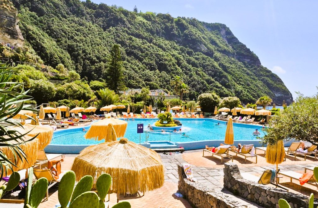 Termální bazény obklopené středomořskou vegetací na ostrově Ischia.