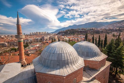 Bursa jako na dlani – zelené město pod majestátní horou Uludağ, kde se osmanská historie potkává s pulzujícím životem dnešního Turecka