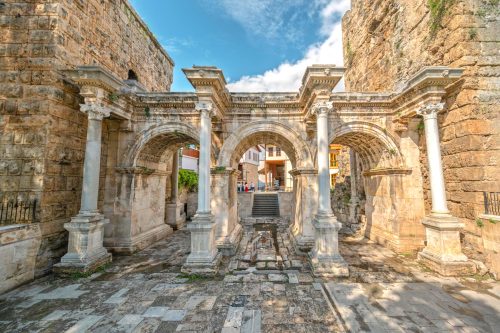 Hadriánova brána v Antalyi – monumentální vstup do historického centra, který zde stojí už od 2. století