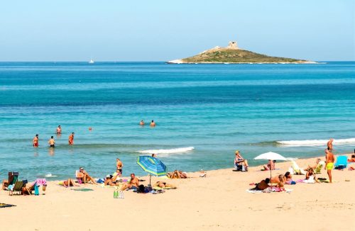 Pohoda na pláži v letovisku Isola delle Femmine s malebným ostrůvkem v pozadí, který dotváří nezaměnitelnou atmosféru sicilského pobřeží