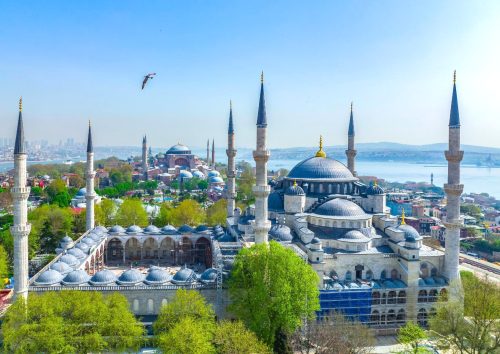 Modrá mešita v Istanbulu – jedna z nejvýraznějších dominant města, proslulá šesti štíhlými minarety a majestátní soustavou kopulí