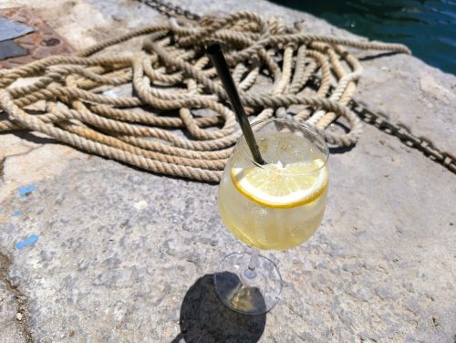 Limoncello spritz s citronem u přístavu na ostrově Procida.