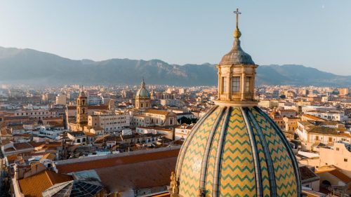 Palermo – pestrá mozaika historických střech, kostelních kupolí a hor na obzoru