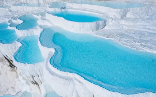Pamukkale – oslnivě bílé travertinové terasy, po nichž po tisíciletí stéká termální voda a vytváří přírodní bazénky