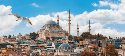 Mešita Süleymaniye – monumentální istanbulská mešita tyčící se nad Zlatým rohem, která okouzlí elegantními kopulemi, štíhlými minarety i nádhernými výhledy na město