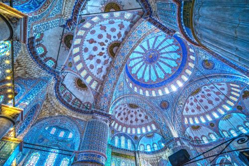 Interiér Modré mešity v Istanbulu – působivá souhra modrobílých ornamentů, bohaté výzdoby a světla pronikajícího stovkami oken.