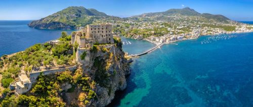 Aragonský hrad na skalnatém ostrůvku u Ischia Ponte na ostrově Ischia.