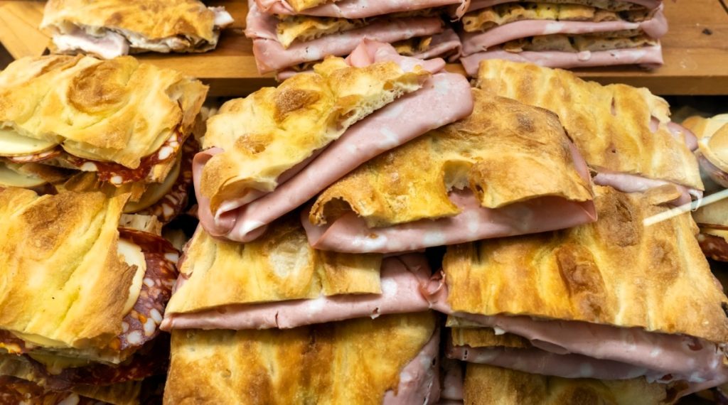 Čerstvě upečená italská focaccia vystavená v pekárně.