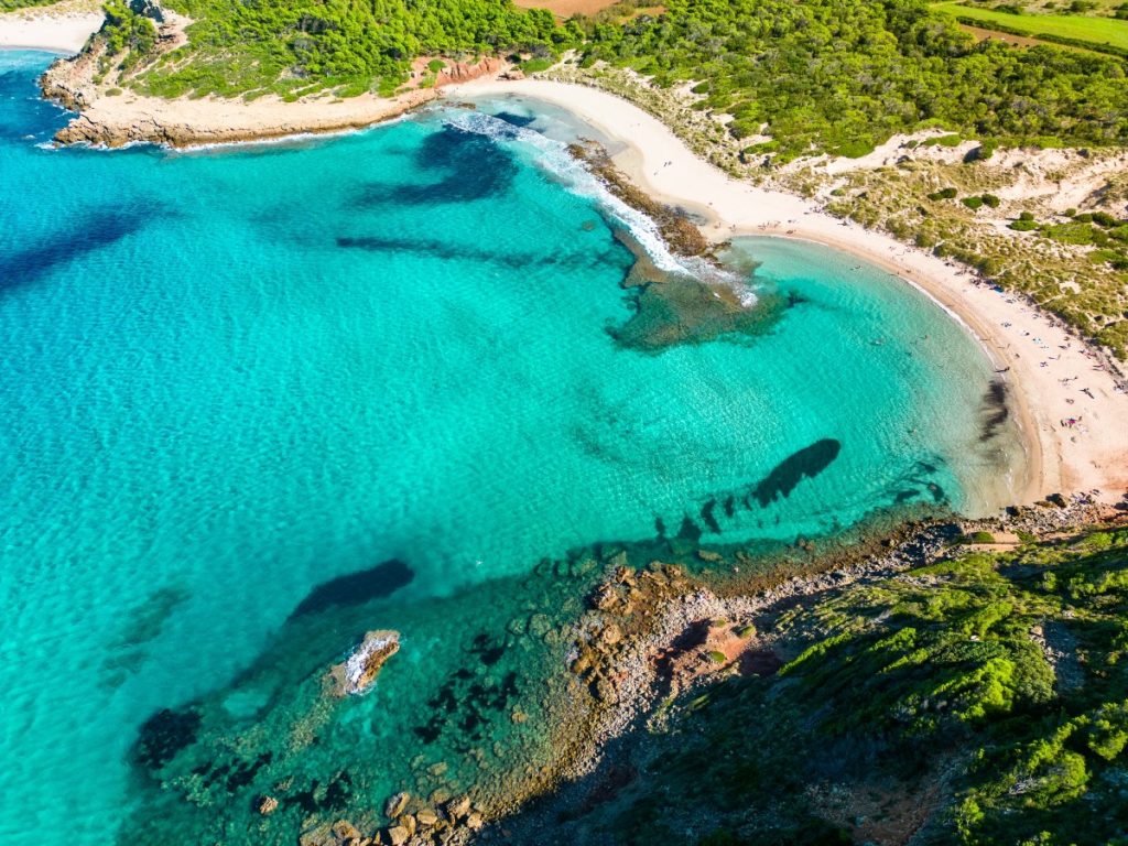 Pohled z výšky na pláž Cala Algaiarens