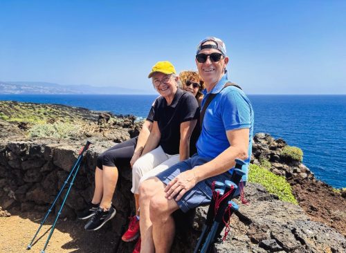 Aktivní cestovatelé 55+ při lehké pěší turistice s výhledem na moře na Baleárských ostrovech.