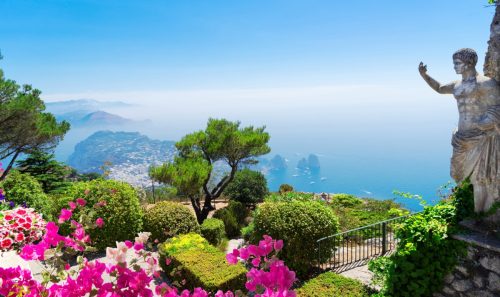 ozkvetlá středomořská zahrada s výhledem na moře na ostrově Capri.