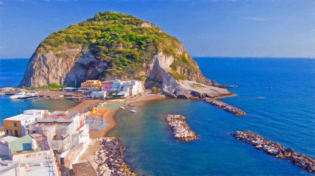 Sant’Angelo s přístavem a charakteristickou skalou na jižním pobřeží ostrova Ischia.